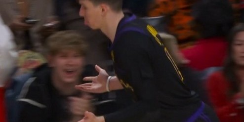 手感来了挡不住！詹姆斯突破差点失误 拉拉维亚底角强投压哨三分