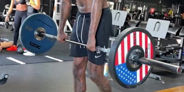 这核心力！健身教练晒杰伦-格林高难度训练 金鸡独立双手提举杠铃