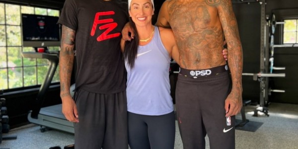 这核心力！健身教练晒杰伦-格林高难度训练 金鸡独立双手提举杠铃