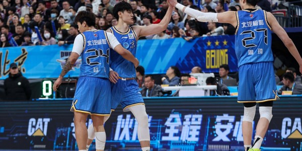 记者：赵睿斯佩尔曼恢复顺利 周琦眼伤去年未痊愈 小曾腰部肿胀